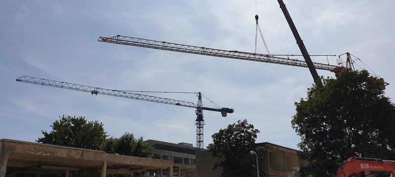 Mobilna dizalica na gradilištu
